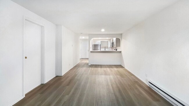 Building Photo - Top-Floor Corner End-Unit with Great Light