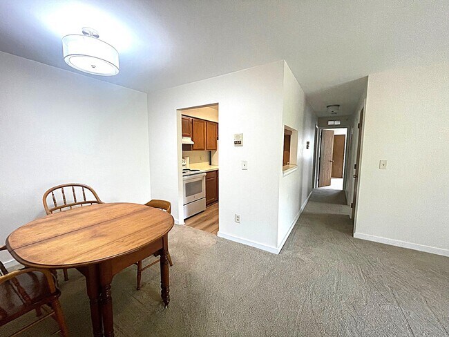 Building Photo - 3001 Fernwood Ave