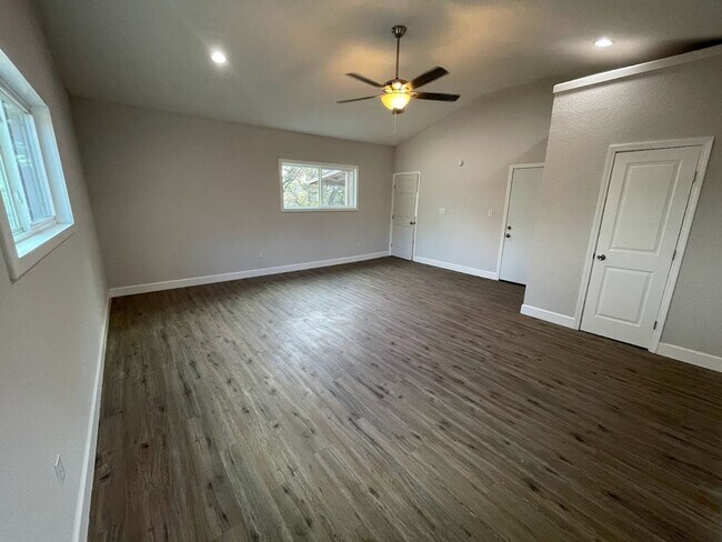 Building Photo - NEW ON MARKET