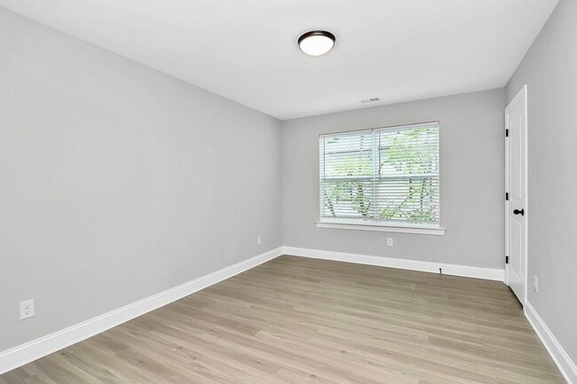 Building Photo - 2730 Catalina Ave