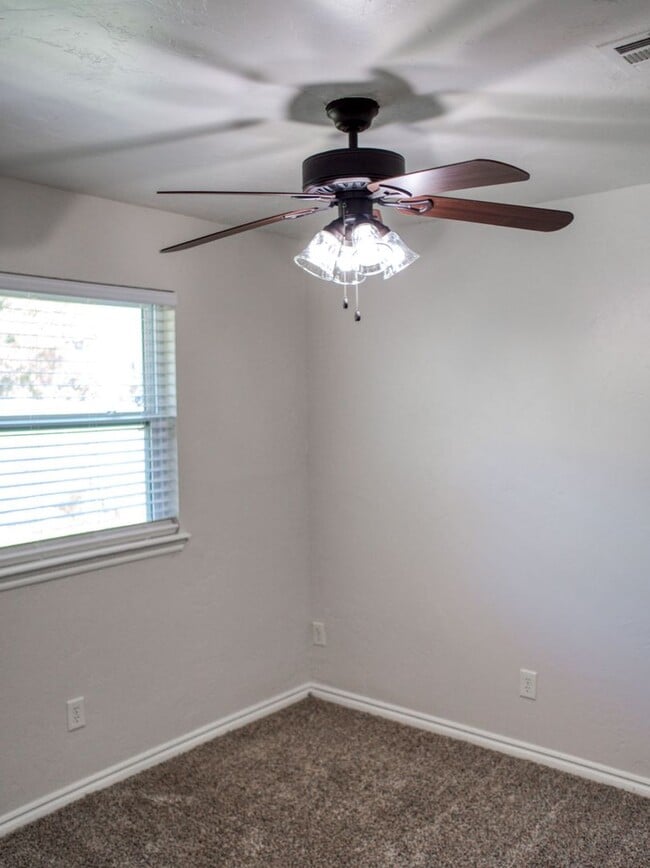 Building Photo - 3 Bedroom 2 Bath home in Shawnee!