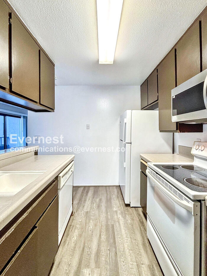 Building Photo - 3215 Midway Dr