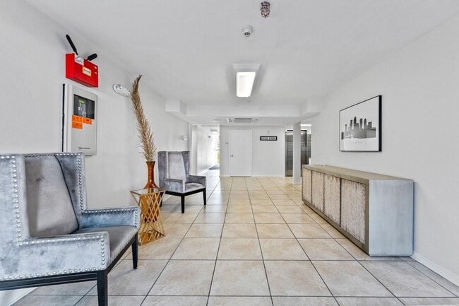 Building Photo - 406 W Azeele St