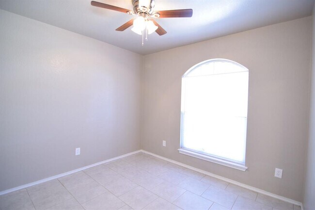 Building Photo - 1403 Saddle Dr