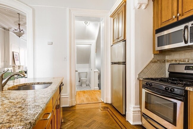 Building Photo - 325 Montgomery St