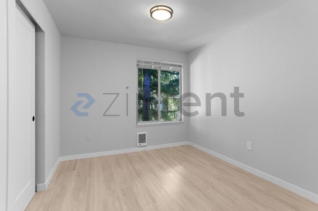 Building Photo - Unit B7