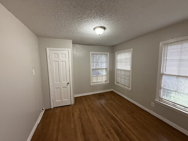 Building Photo - 1018 E Waco Ave