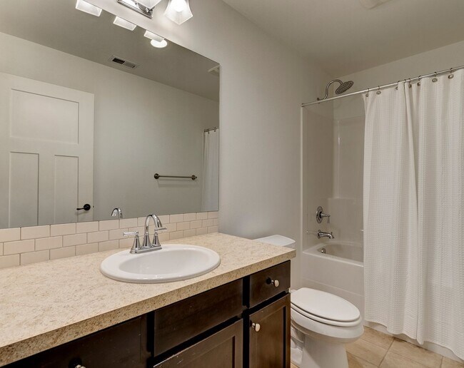 Building Photo - Stunning 3 Bed 2.5 Bath home in Fairway Point