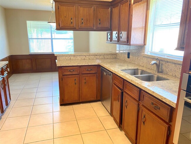 Building Photo - 323 Maybrook Dr