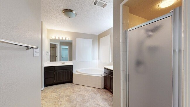 Building Photo - 3 bed 2 bath home, 2 car garage