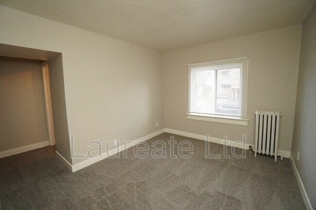 Building Photo - 935 E 8th Ave