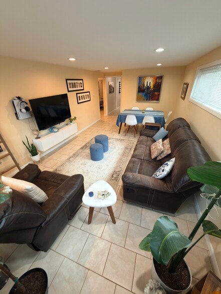Living room - 5061 W Eddy St