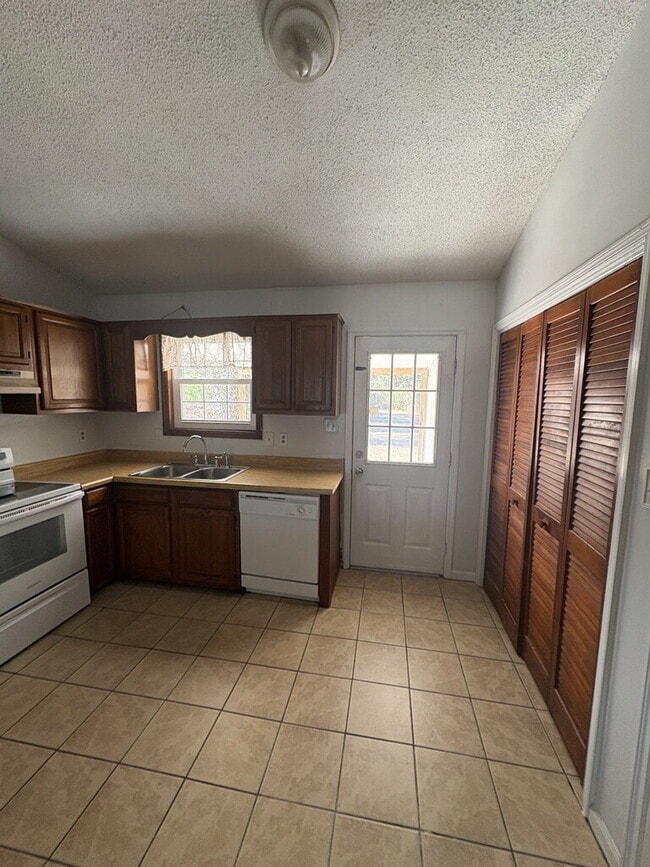 Building Photo - 103 Pine Crest Dr