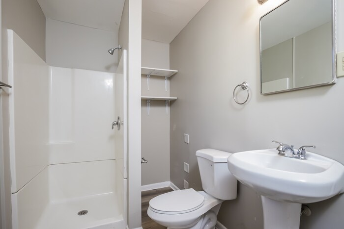 Building Photo - 2616 Shady Lawn Dr