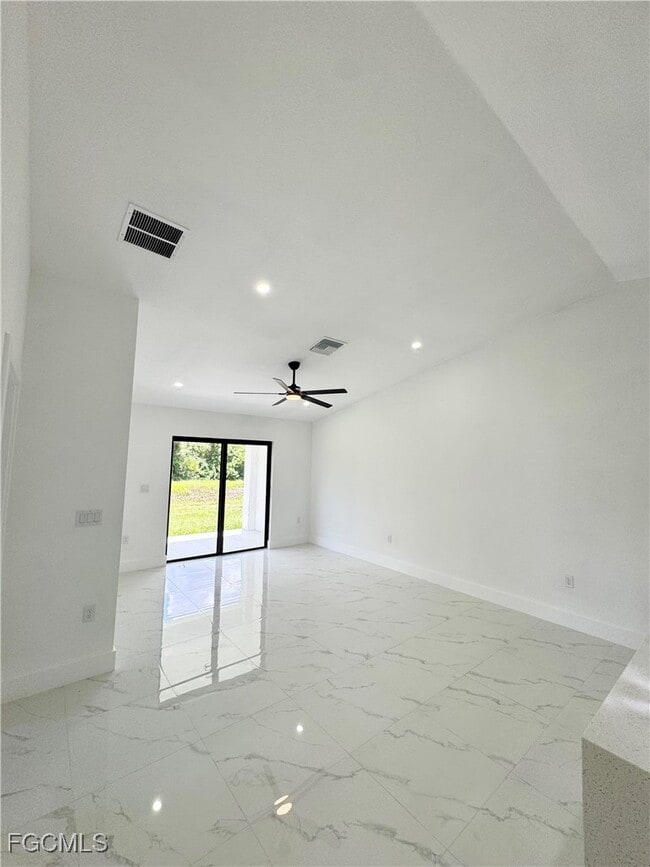 Building Photo - 670 Chemstrand St E