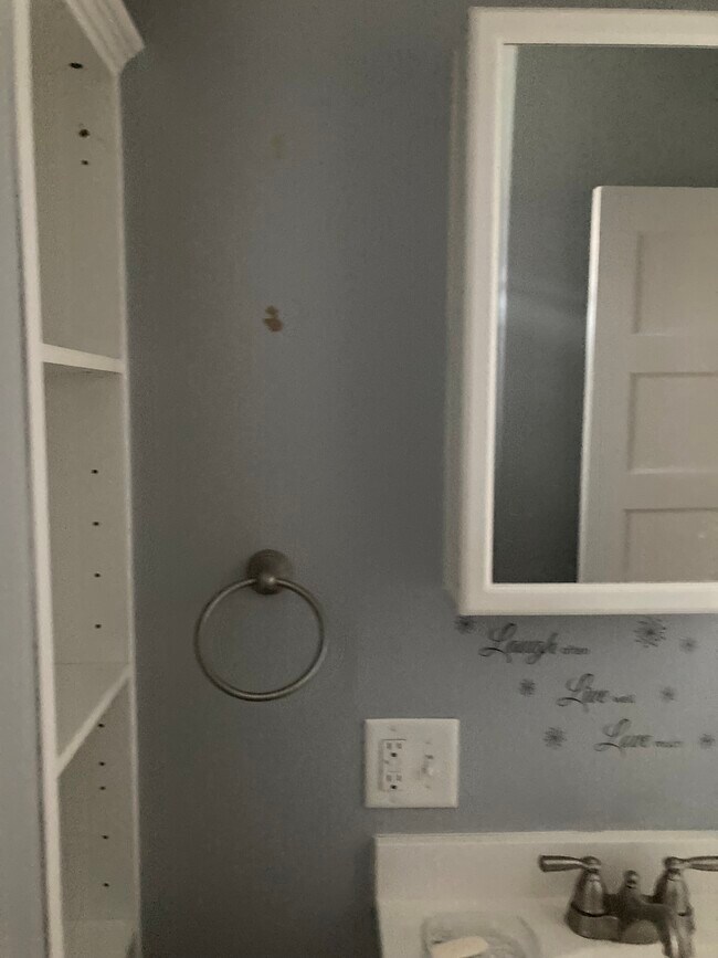 full bathroom - 45 Holbrook St