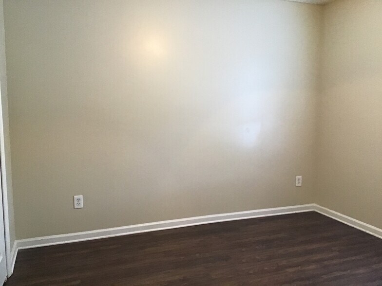 Building Photo - 2038 Belhaven Dr