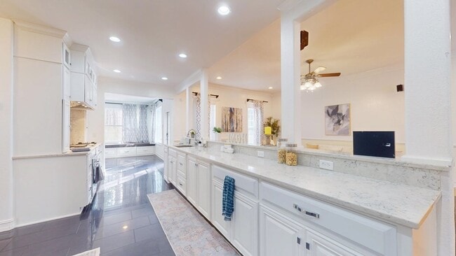 Building Photo - 100 Sweetbriar Lakes Dr