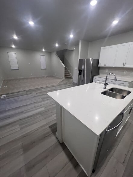 Kitchen/living room - 384 W 630 N