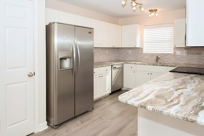 Building Photo - $250 Off First Month's Rent!!