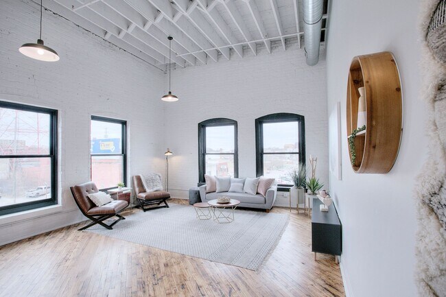 Building Photo - HUGE Apartment Available at Farnam Hill Lo...