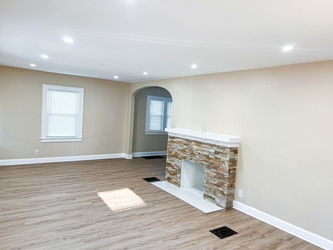 Building Photo - 623 W 40th St