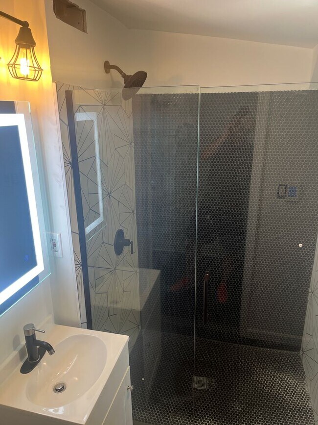 Building Photo - Newly Renovated 1 Bedroom, 1 Bath Apartmen...