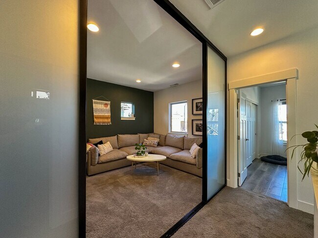 Building Photo - Stunning home available in Stone Creek!  Must see the interior!