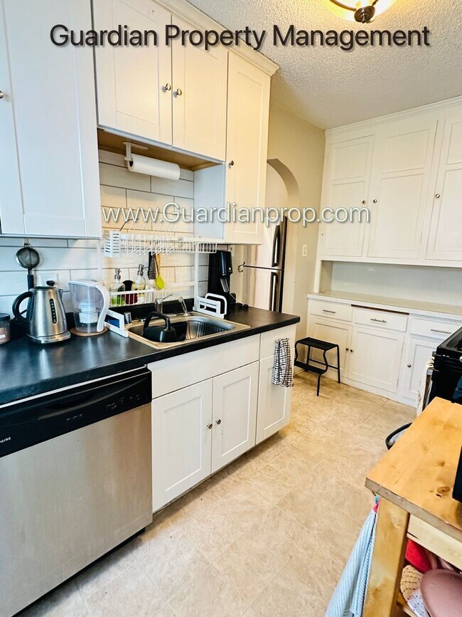 Building Photo - South Minneapolis Side by Side, Laundry, Dishwasher, Fenced Yard, Storage,  1 Car Garage available,