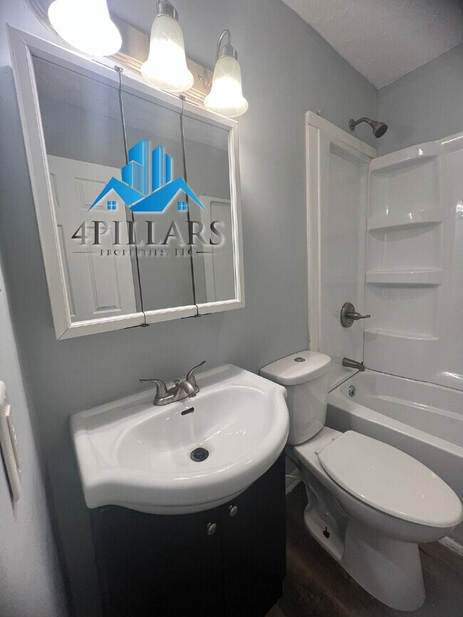 Building Photo - 1311 E Columbus Dr