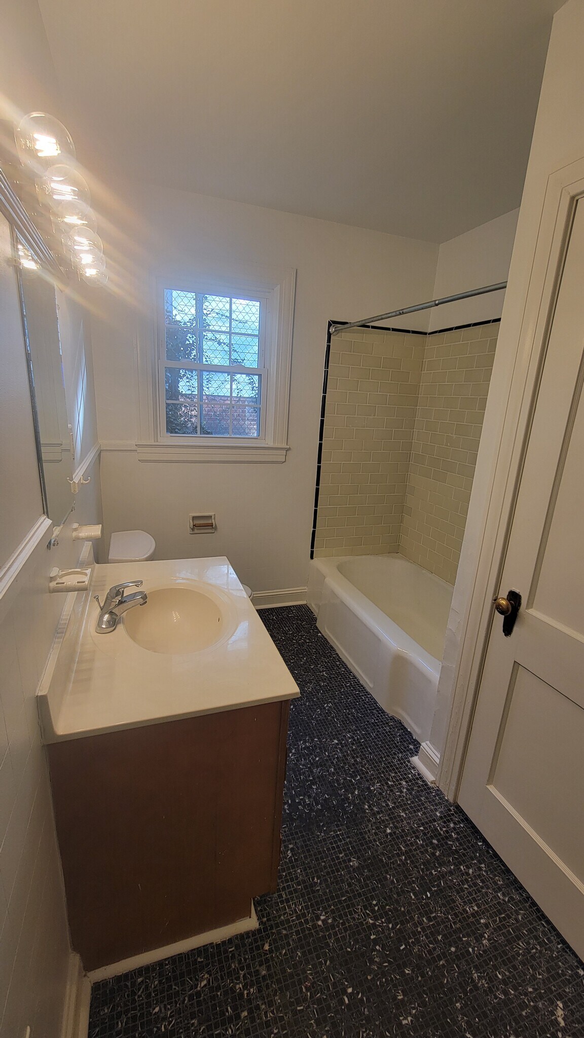 Building Photo - 1612 W 1st St