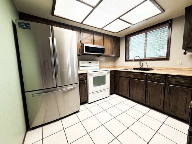 Building Photo - "Charming 3-Bed Oasis with 2 Baths and 170...