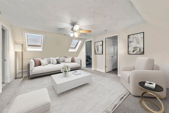 Building Photo - 10 Holman St