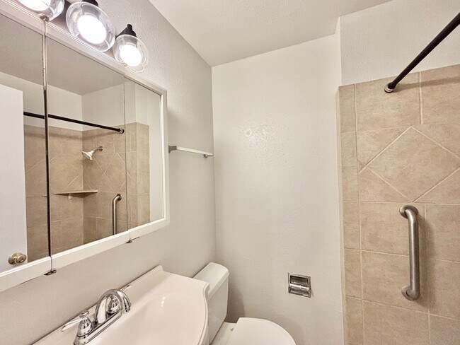 Building Photo - 4234 Hall Park Dr