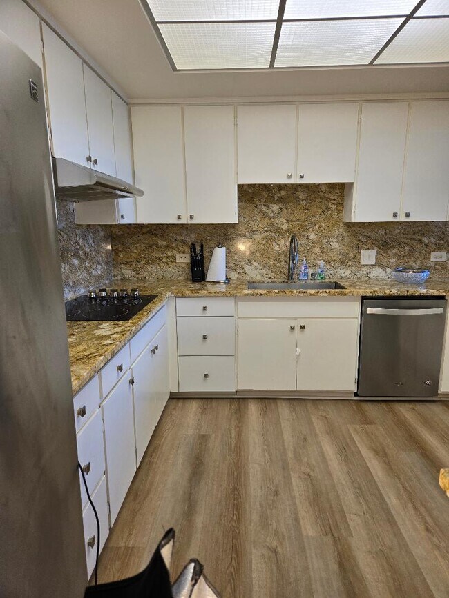 Building Photo - 899 Island Dr