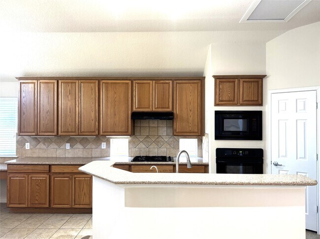 Building Photo - 2910 Sandleigh Dr