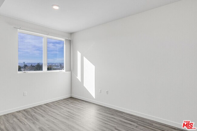 Building Photo - 3567 Chesapeake Ave