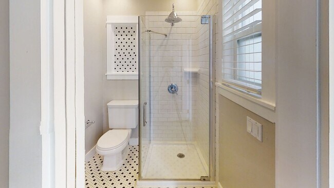 Building Photo - Renovated 5 bed 3 bath house on Art St