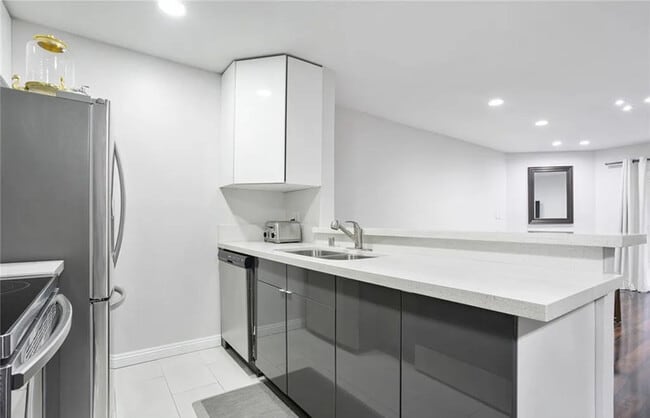 Building Photo - 355 S Madison Ave