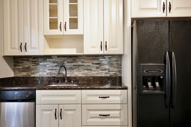 Building Photo - Beautiful 1/1 Spacious Apartment in the He...