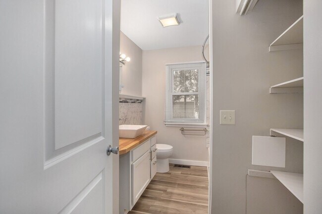 Building Photo - 2/1 Ranch Style Home