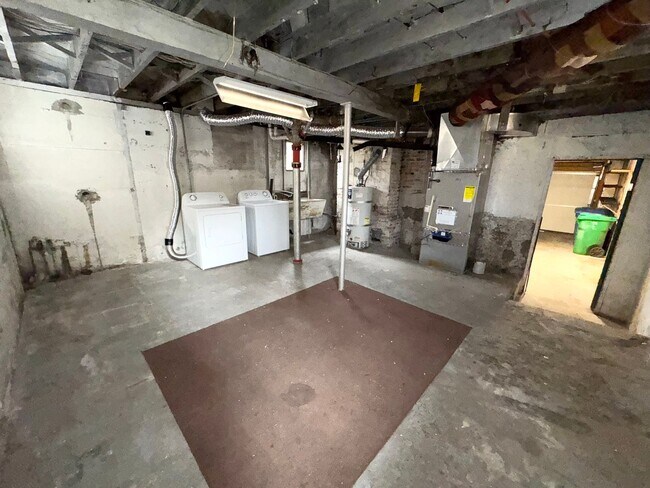 Building Photo - L0621