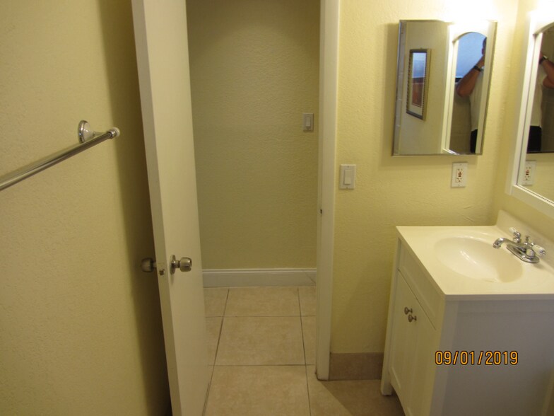 Building Photo - 10740 SW 142nd Ave