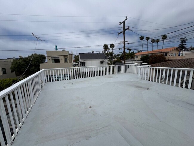 Building Photo - Charming Meets Modern – Renovated 2 Bed / ...