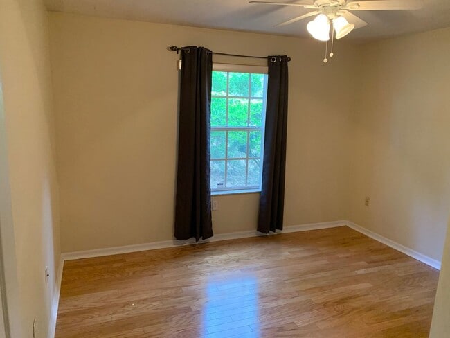 Building Photo - Sutherland Crossing