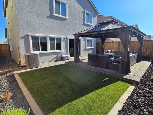 Building Photo - Newer 2 story home in Stonebrook Village- ...