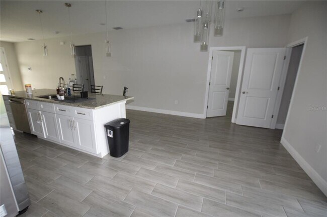 Building Photo - 642 Desmoines Ct