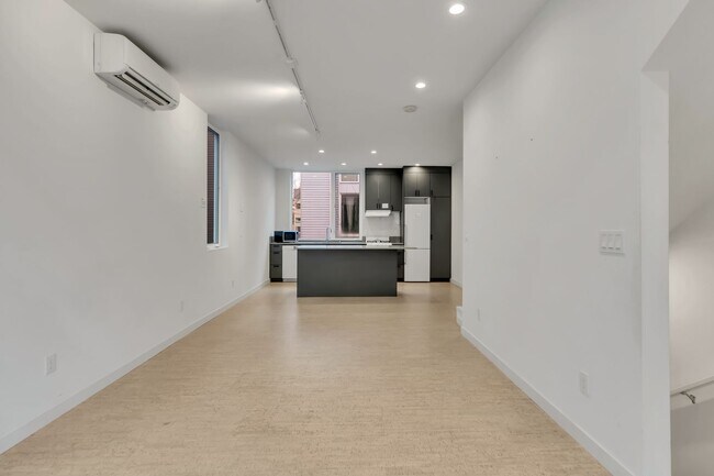 Building Photo - Modern 3BR Townhome with Rooftop Deck Near Downtown Seattle