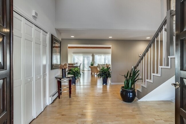 Building Photo - 11 Beethoven Ave