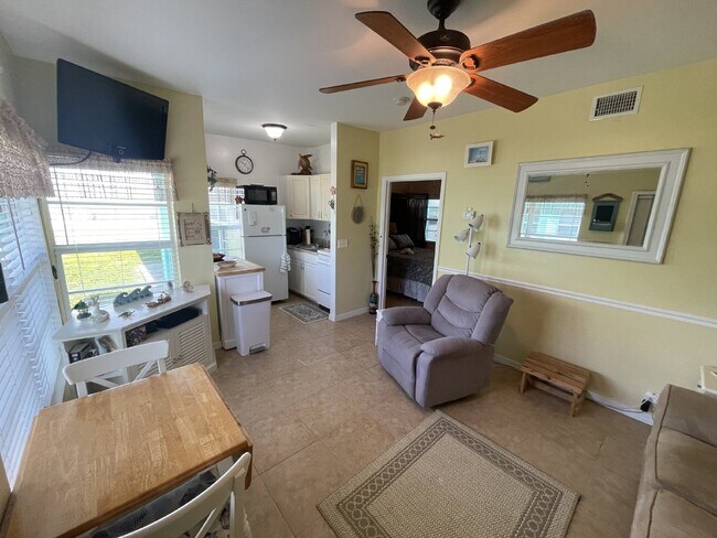 Building Photo - Direct ocean front 1 bedroom 1 bathroom
